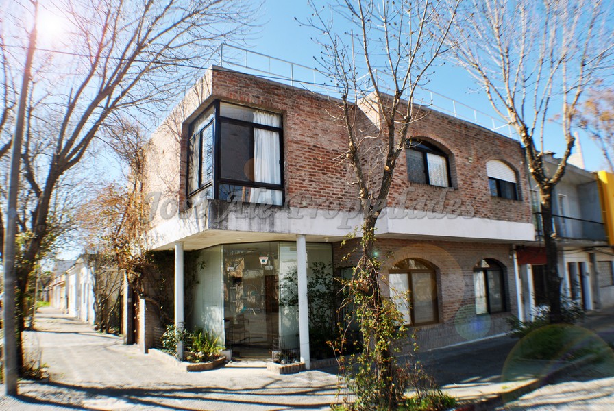 Imagen 2 de Excelente local comercial ubicado en esquina en Pueblo Nuevo, a solo metros de Colonia Shopping y de José Pedro Varela.