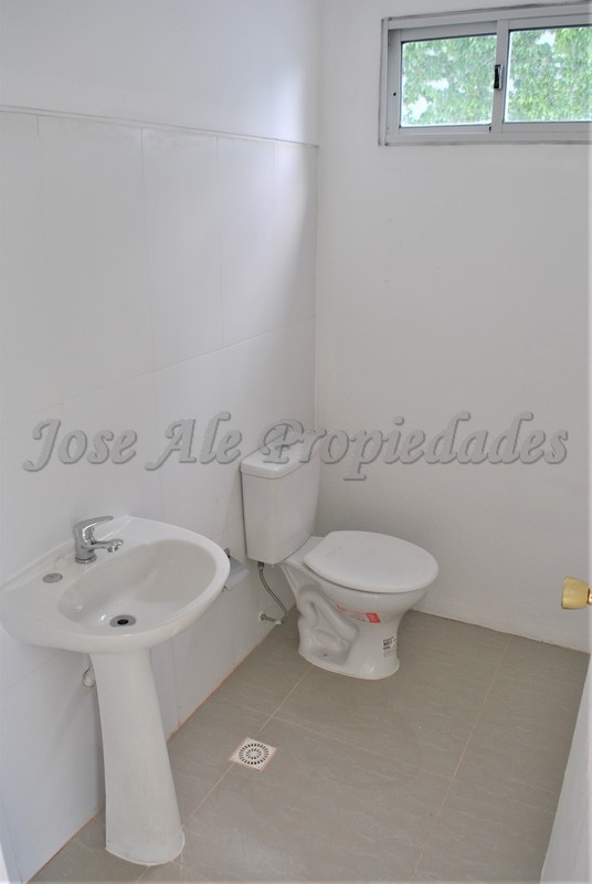 Imagen 4 de Local comercial sobre Av. Aparicio Saravia, en inmejorable y  estratégica zona comercial de gran movimiento.