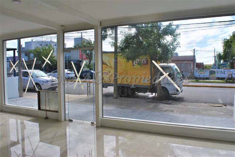 Imagen 6 de Local comercial sobre Av. Aparicio Saravia, en inmejorable y  estratégica zona comercial de gran movimiento.