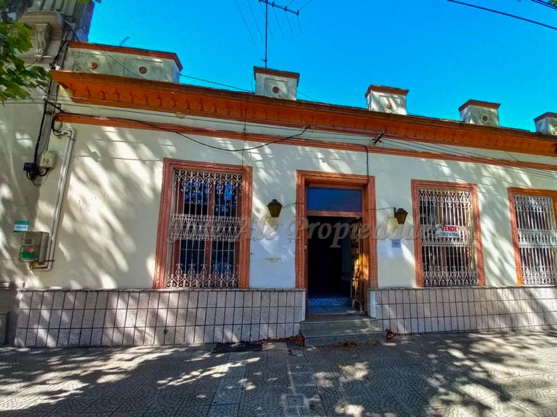Gran propiedad, ubicada estratégicamente a pasos del Puerto y terminal de ómnibus, en pleno centro de la ciudad de Colonia.