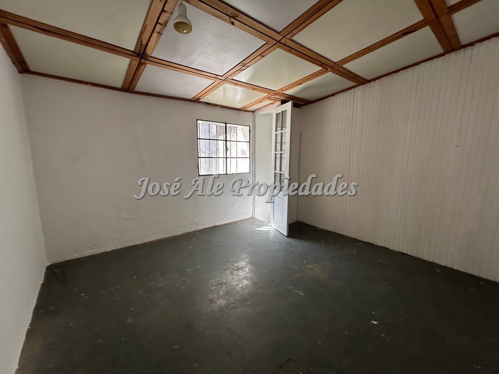 Imagen 10 de Local comercial sobre la principal Av. Gral Flores, ubicado en el centro de la ciudad y próximo a todos los servicios.