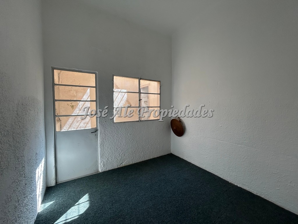 Imagen 4 de Local comercial sobre la principal Av. Gral Flores, ubicado en el centro de la ciudad y próximo a todos los servicios.