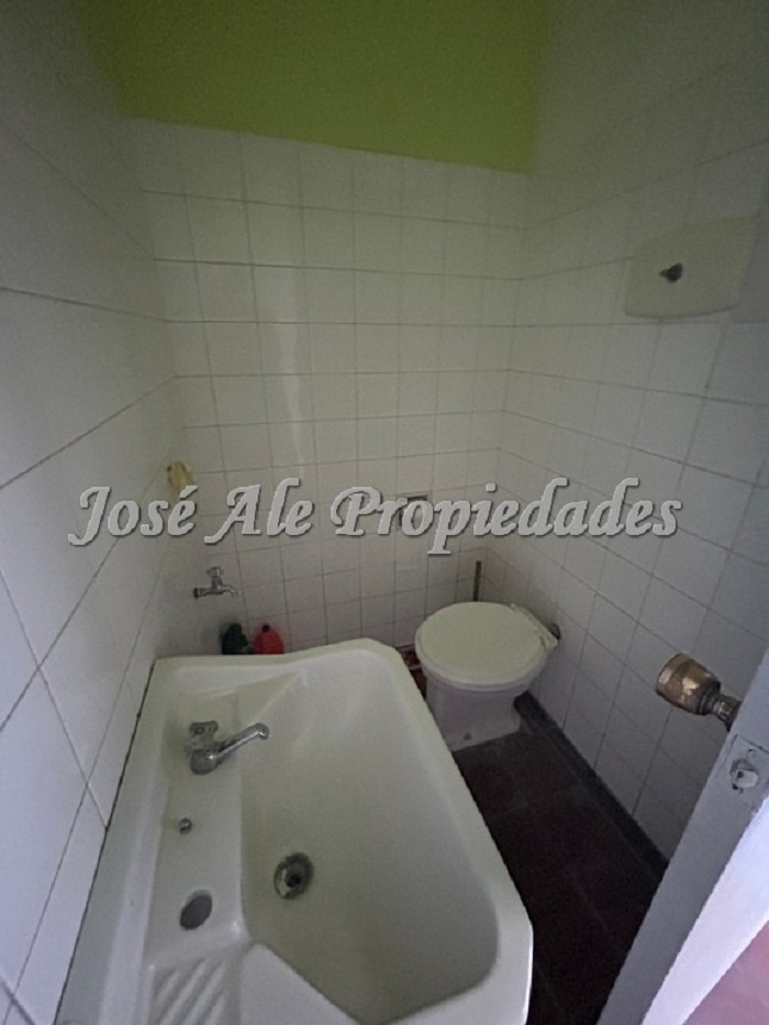 Imagen 6 de Local comercial sobre la principal Av. Gral Flores, ubicado en el centro de la ciudad y próximo a todos los servicios.