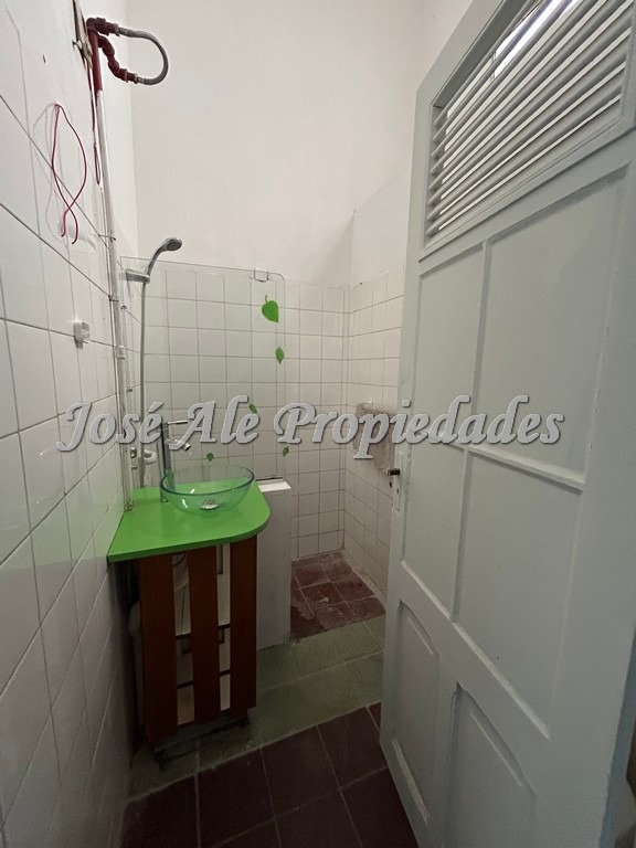 Imagen 7 de Local comercial sobre la principal Av. Gral Flores, ubicado en el centro de la ciudad y próximo a todos los servicios.