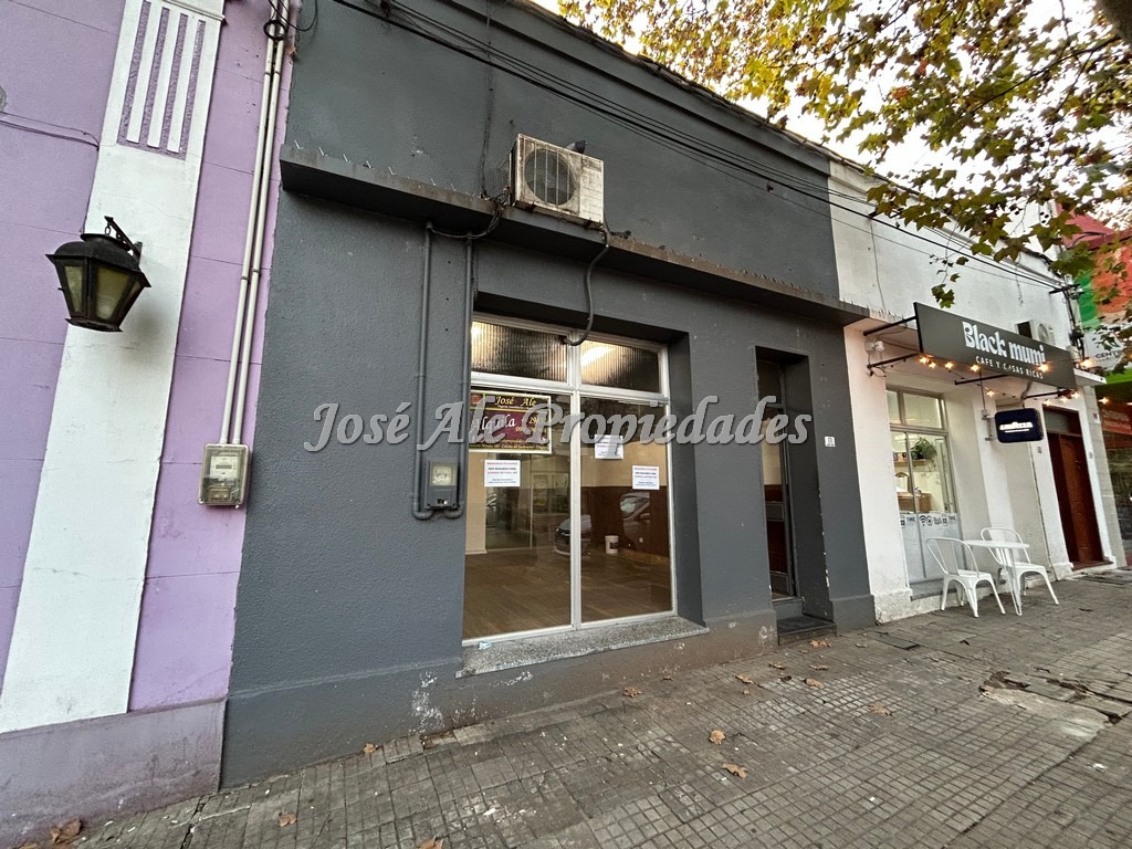 Imagen 1 de Local Comercial en estratégico punto, se encuentra a metros de la Av. Principal Gral Flores, en Colonia del Sacramento.