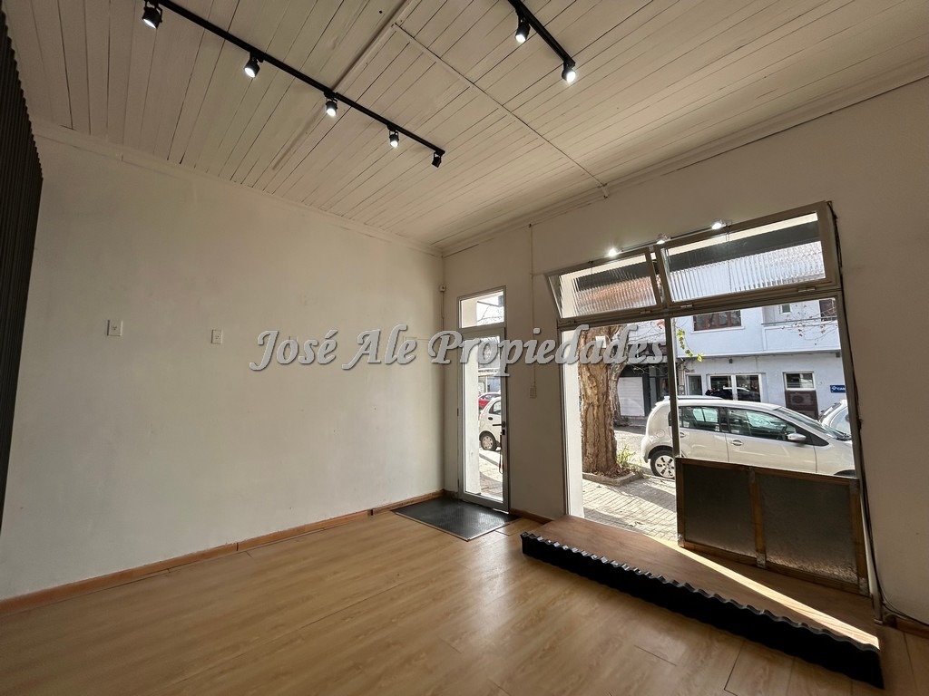 Imagen 1 de Local comercial en estratégico punto, se encuentra a metros de la avenida principal Gral Flores, en Colonia del Sacramento.