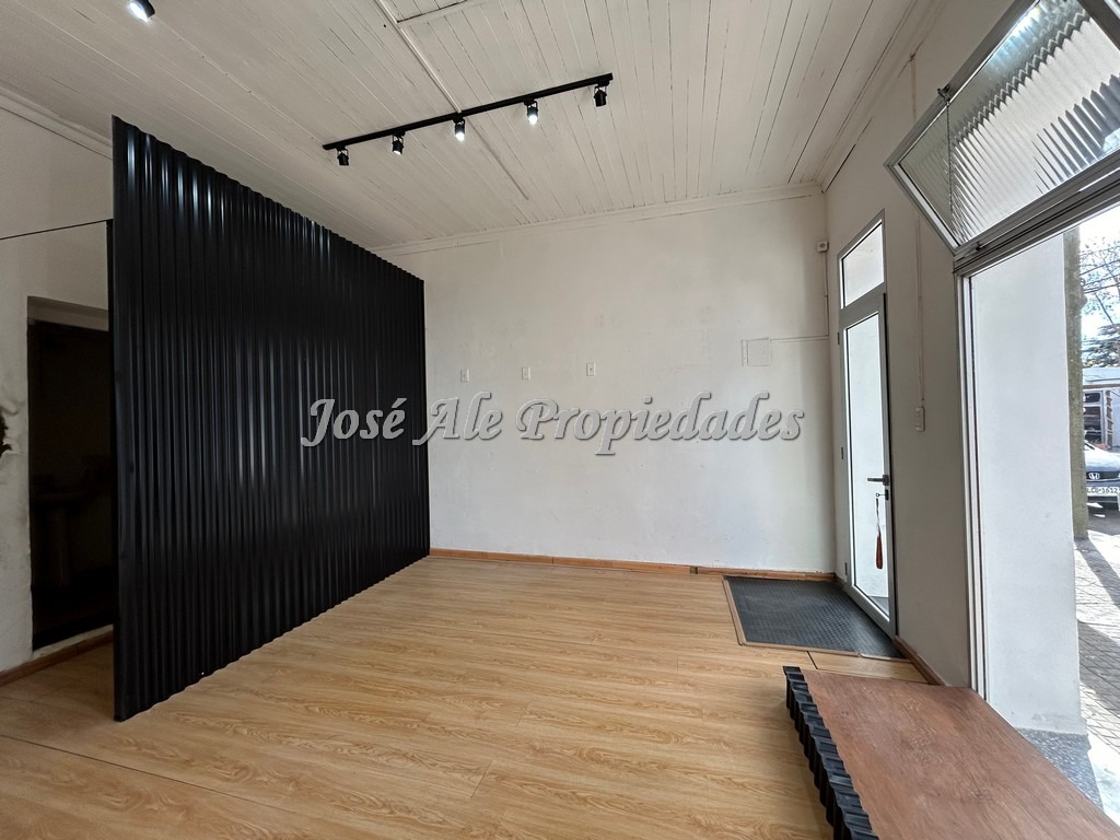 Imagen 2 de Local comercial en estratégico punto, se encuentra a metros de la avenida principal Gral Flores, en Colonia del Sacramento.
