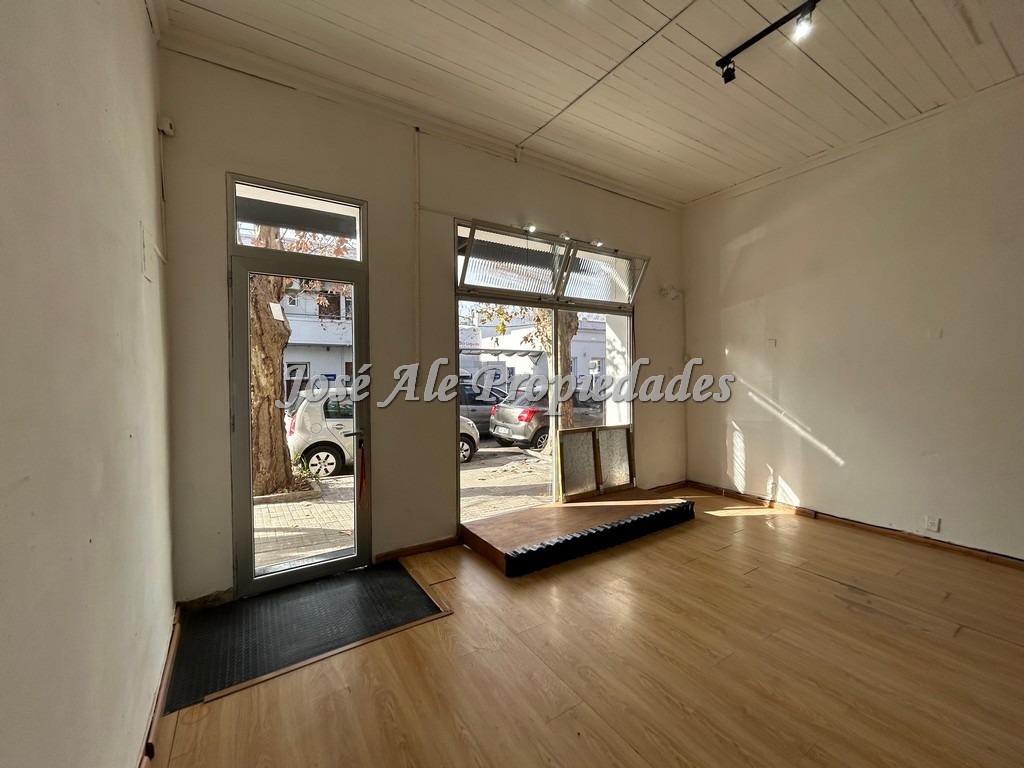 Imagen 3 de Local comercial en estratégico punto, se encuentra a metros de la avenida principal Gral Flores, en Colonia del Sacramento.