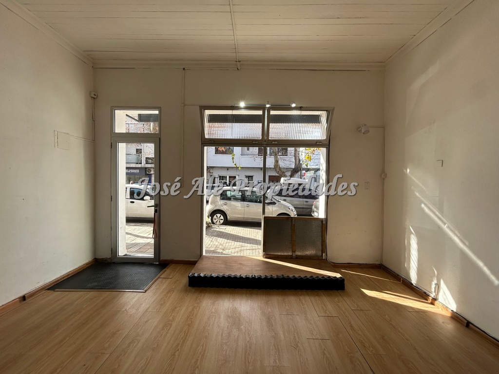 Imagen 4 de Local comercial en estratégico punto, se encuentra a metros de la avenida principal Gral Flores, en Colonia del Sacramento.