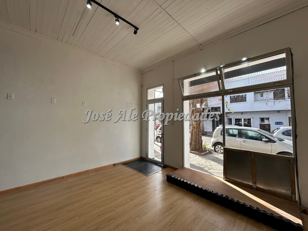 Imagen 5 de Local comercial en estratégico punto, se encuentra a metros de la avenida principal Gral Flores, en Colonia del Sacramento.