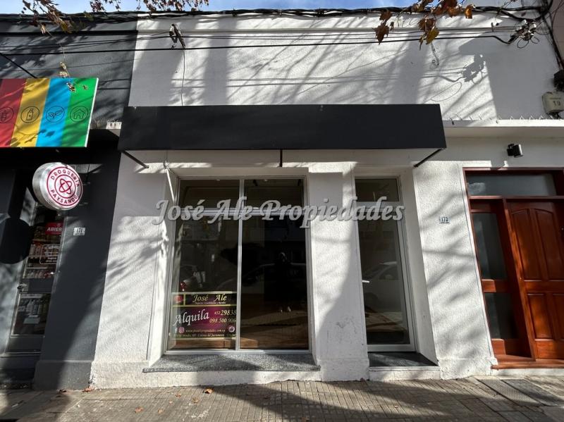 Local comercial en estratégico punto, se encuentra a metros de la avenida principal Gral Flores, en Colonia del Sacramento.