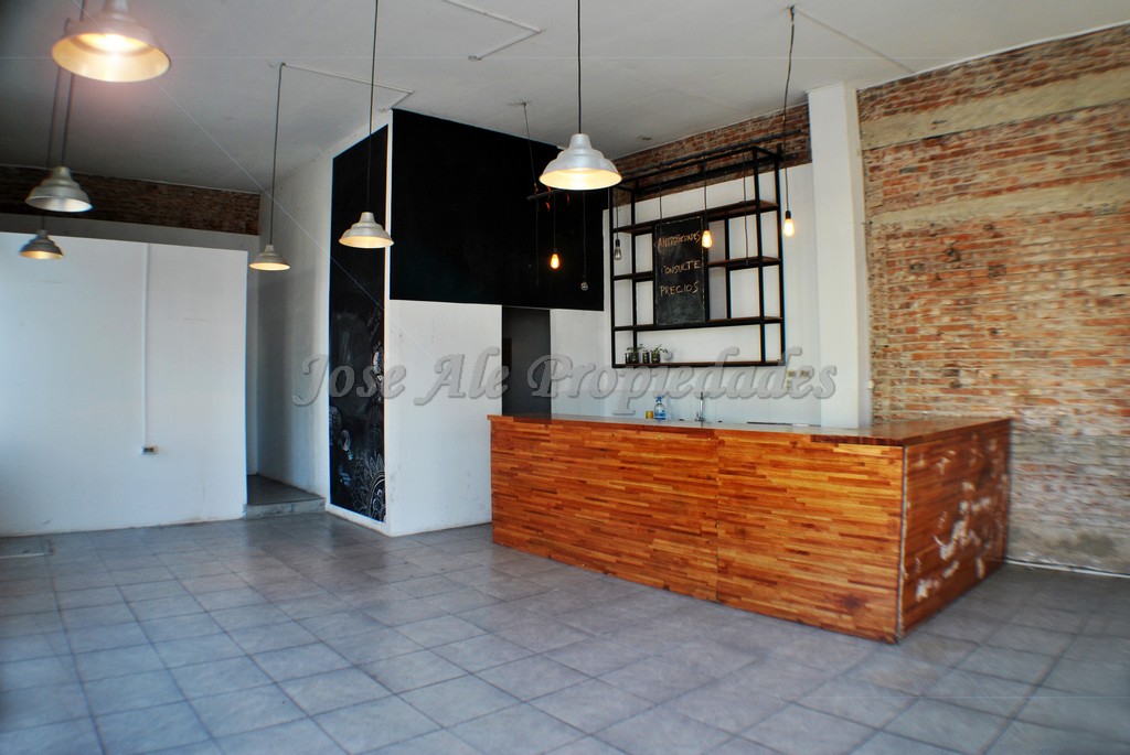 Imagen 1 de Local Comercial ubicado en pleno centro de Colonia del Sacramento, a solo metros de BQB y terminal de ómnibus.