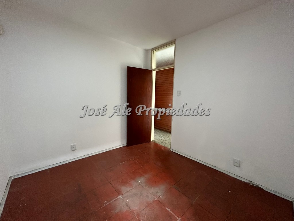 Imagen 6 de Excelente local comercial ubicado sobre la avenida principal General Flores, en el centro de la ciudad de Colonia del Sacramento.