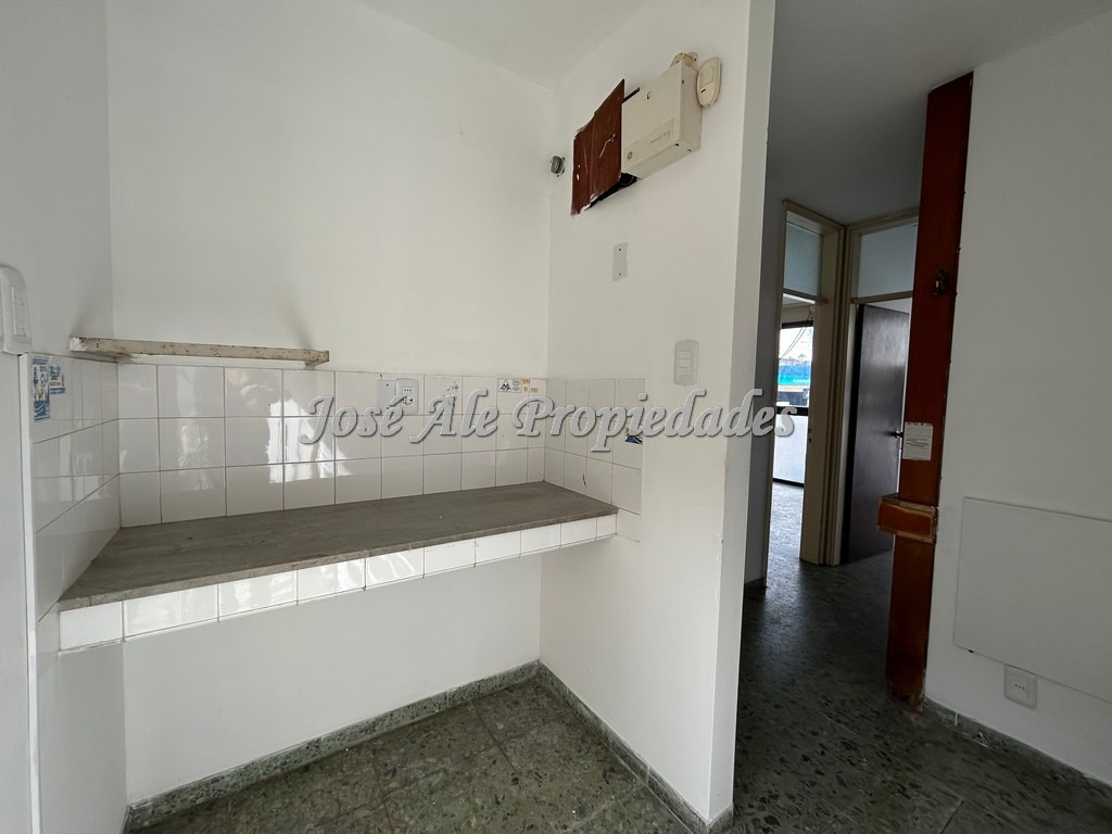 Imagen 7 de Excelente local comercial ubicado sobre la avenida principal General Flores, en el centro de la ciudad de Colonia del Sacramento.