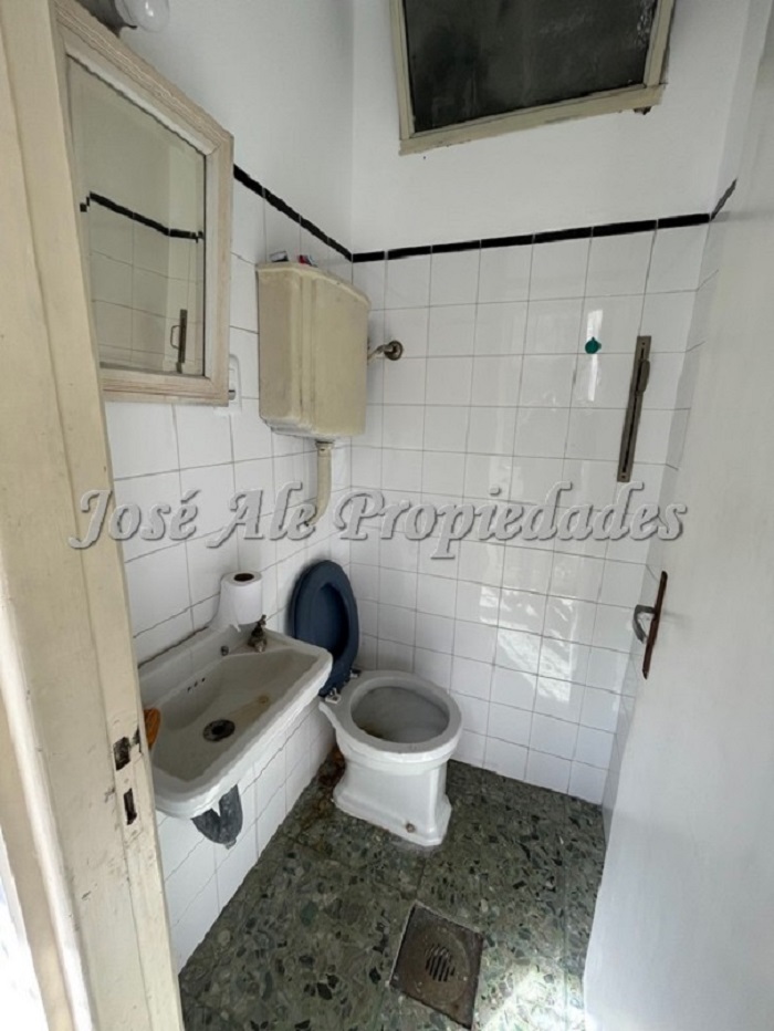 Imagen 8 de Excelente local comercial ubicado sobre la avenida principal General Flores, en el centro de la ciudad de Colonia del Sacramento.