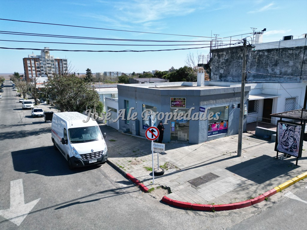 Imagen 3 de Particular esquina ubicado en el corazón del centro comercial de Colonia.
