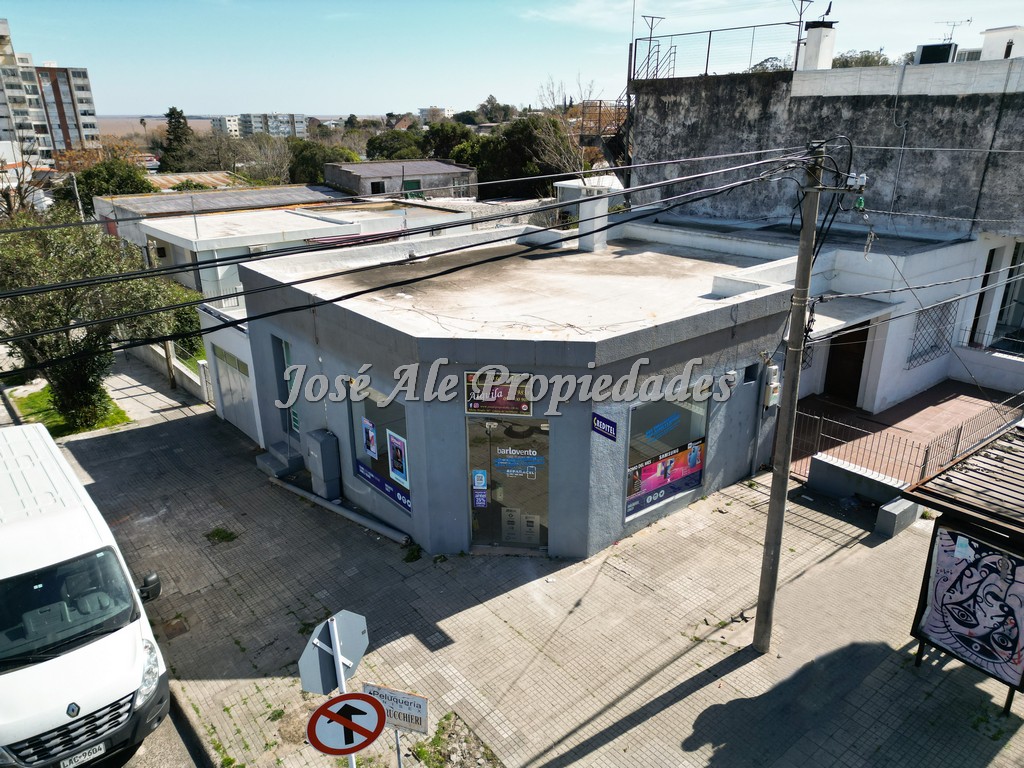Imagen 4 de Particular esquina ubicado en el corazón del centro comercial de Colonia.