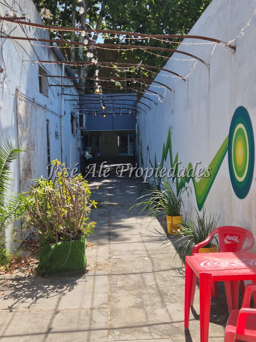 Imagen 4 de 2 Locales comerciales ubicados en el centro de la ciudad de Colonia, a metros de la Av Principal Gral Flores.