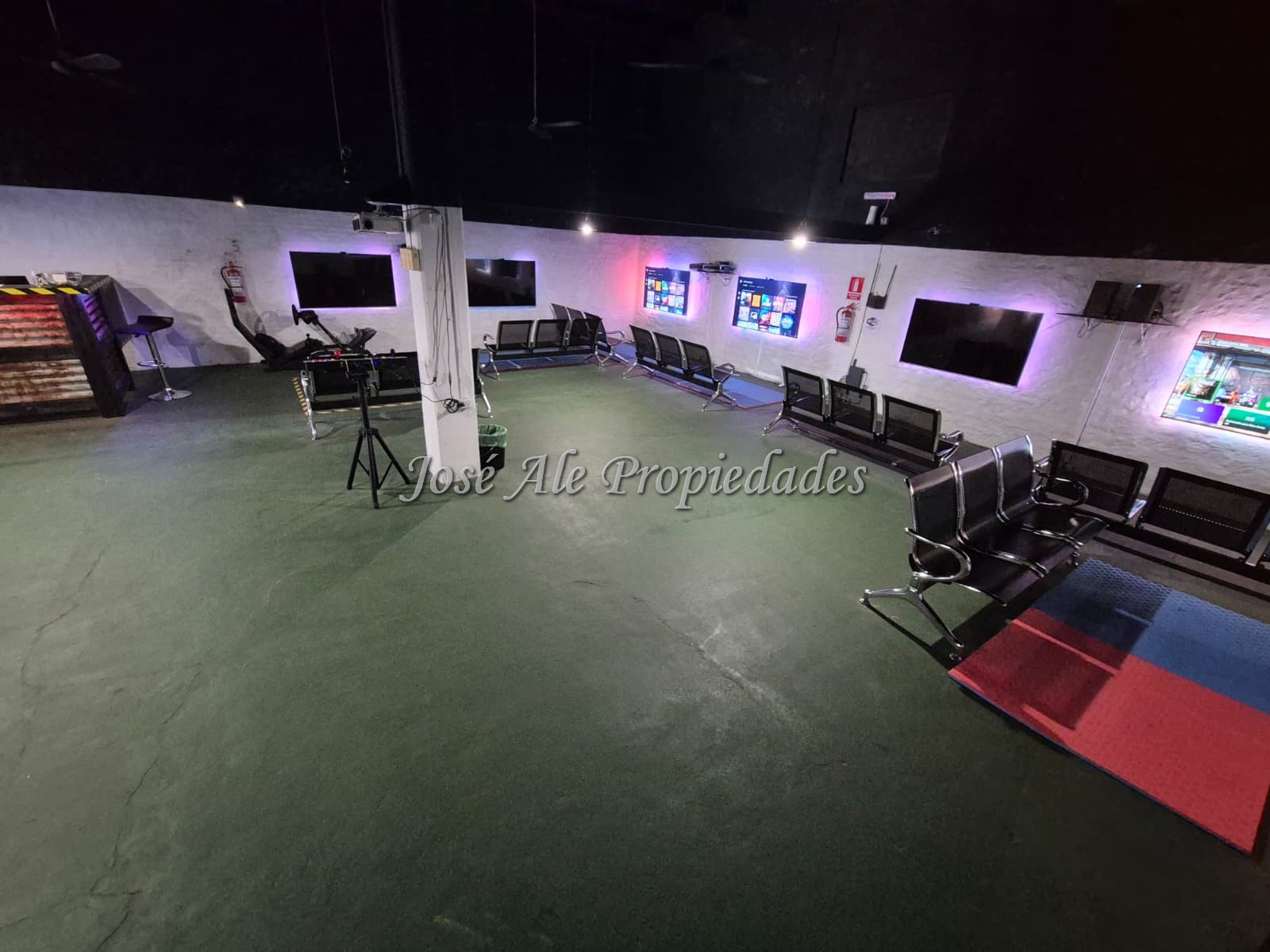 Imagen 5 de 2 Locales comerciales ubicados en el centro de la ciudad de Colonia, a metros de la Av Principal Gral Flores.