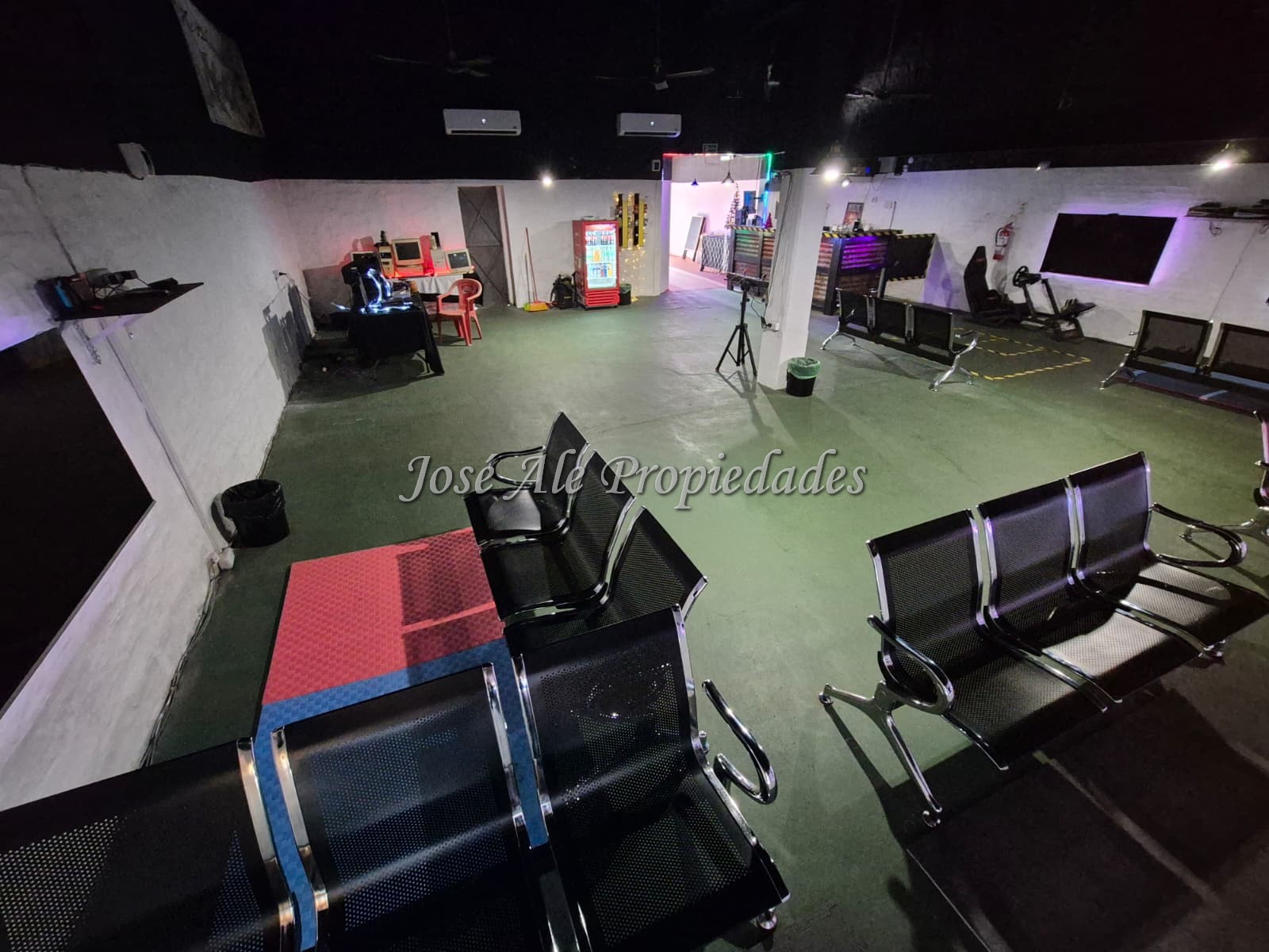 Imagen 7 de 2 Locales comerciales ubicados en el centro de la ciudad de Colonia, a metros de la Av Principal Gral Flores.