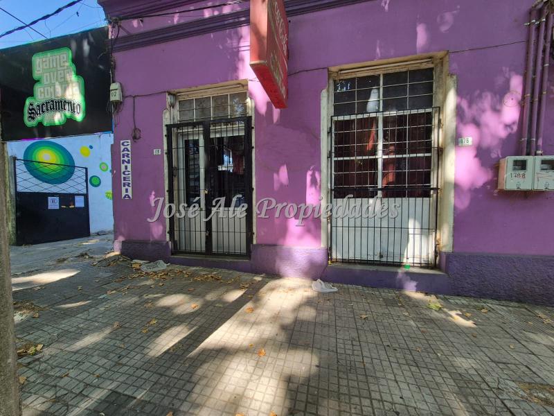 2 Locales comerciales ubicados en el centro de la ciudad de Colonia, a metros de la Av Principal Gral Flores.