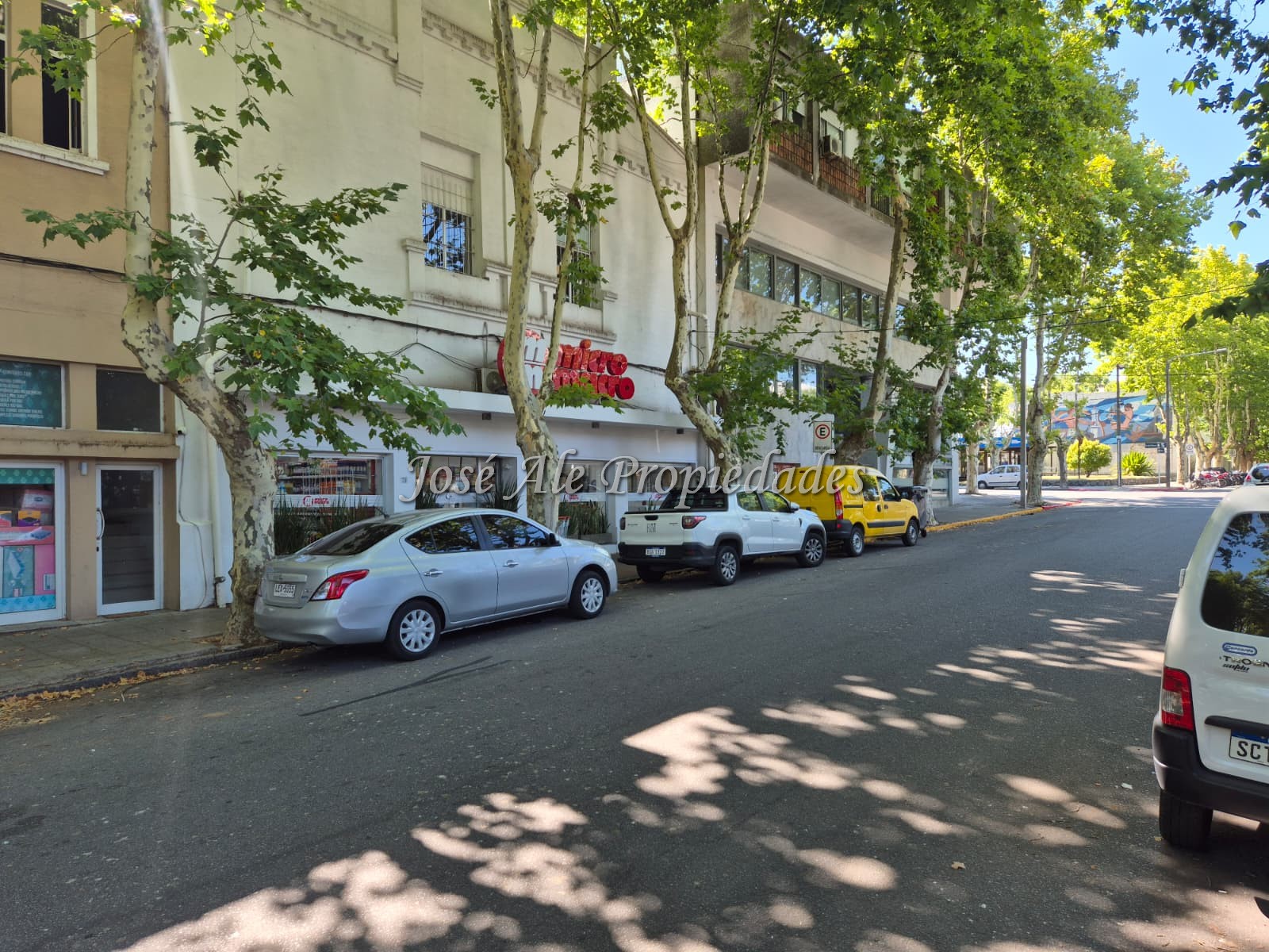 Imagen 1 de Llave de local de Carnicería, ubicada a metros de Av Principal Gral Flores, Colonia.