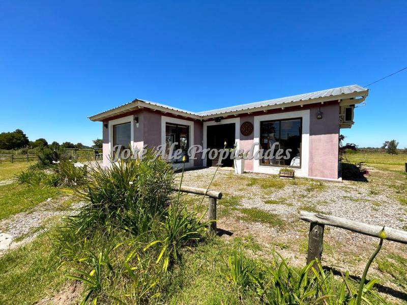Hermosa chacra ubicada en Laguna de los Patos, a tan solo 5 km del centro de la ciudad de Colonia del Sacramento.