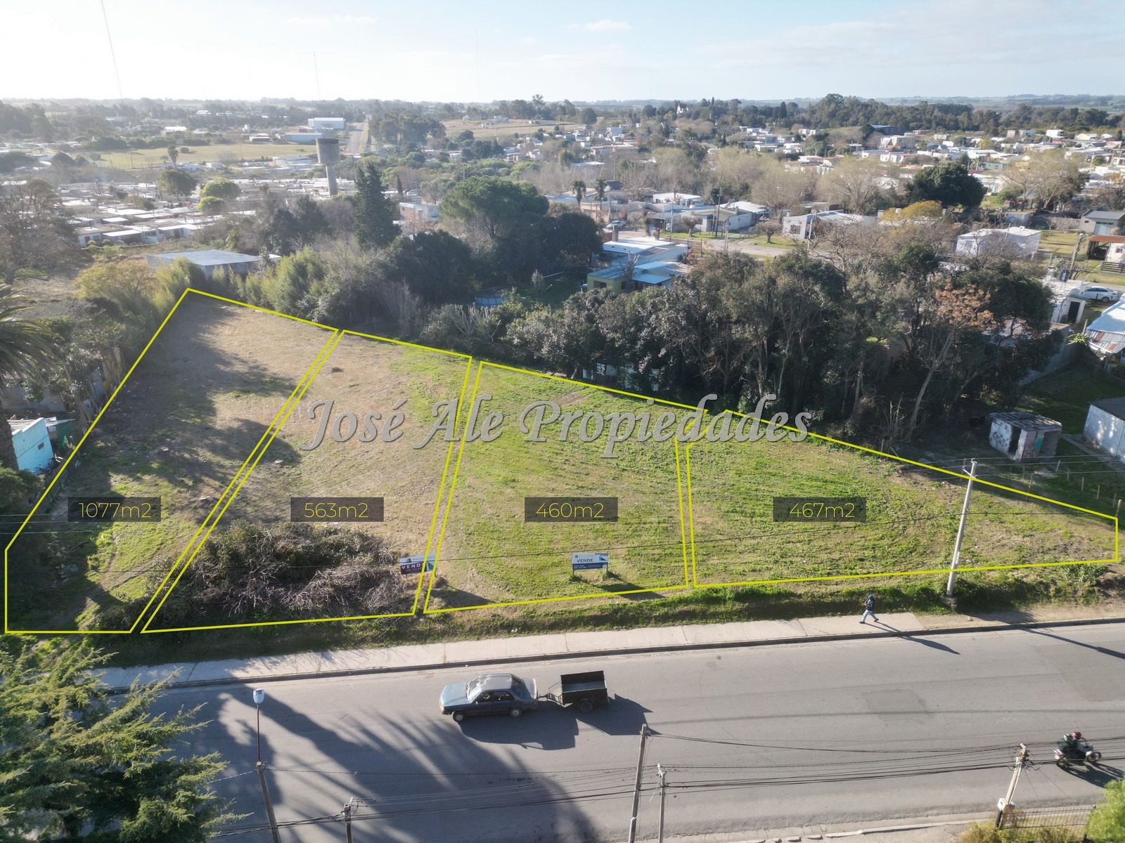 Imagen 1 de 4 lotes sobre calle principal Roger Balet, en Colonia del Sacramento.