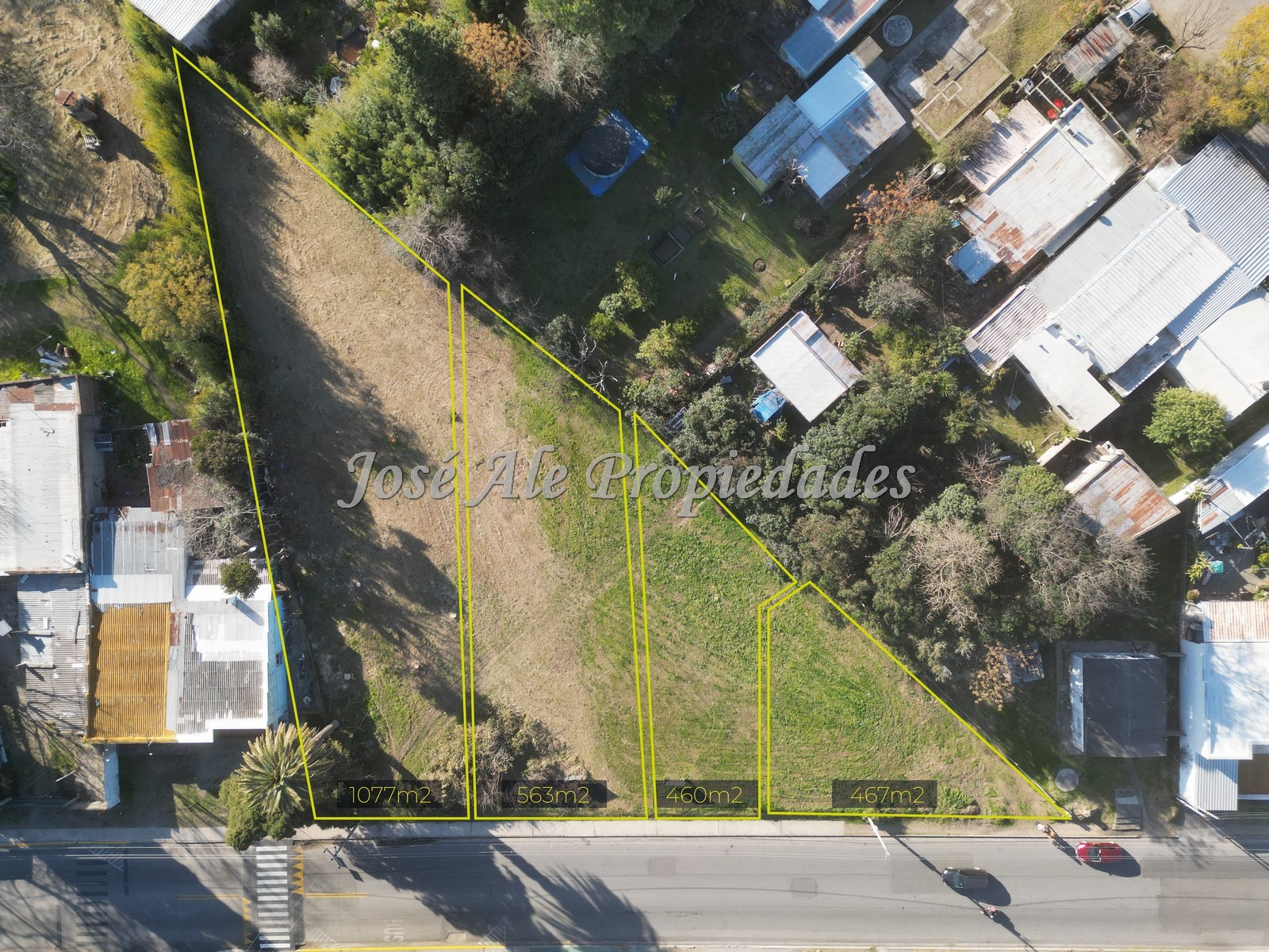 Imagen 2 de 4 lotes sobre calle principal Roger Balet, en Colonia del Sacramento.