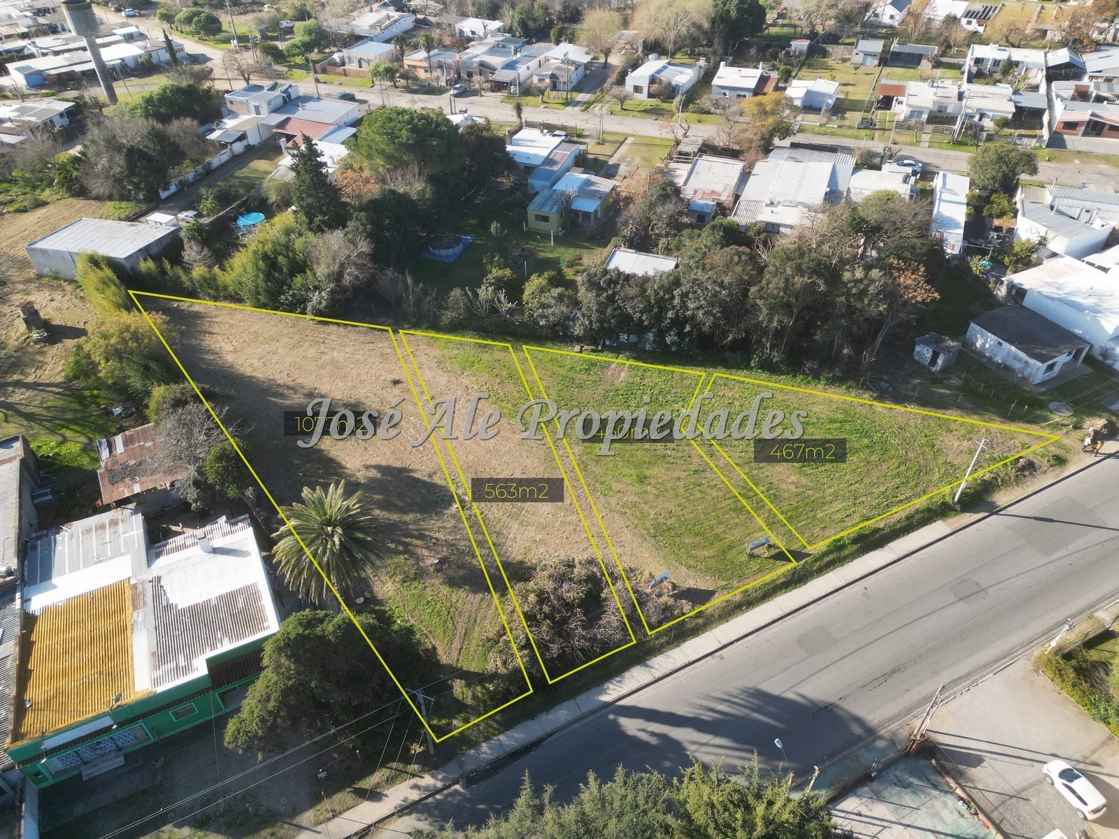 Imagen 3 de 4 lotes sobre calle principal Roger Balet, en Colonia del Sacramento.