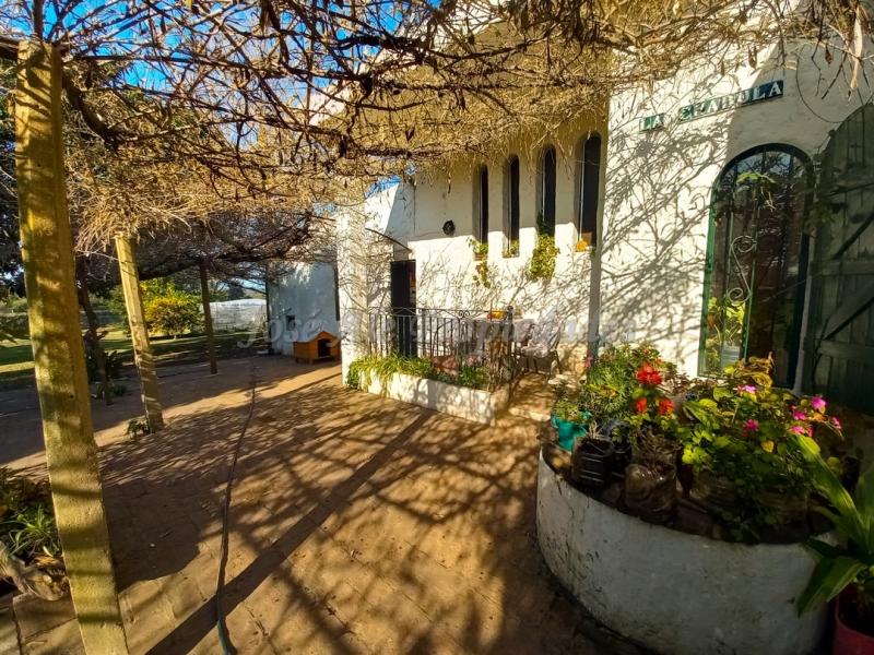 Chacra de 1 ha con bonita casa de amplios ambientes ubicada sobre el ingreso del Embarcadero de Riachuelo.