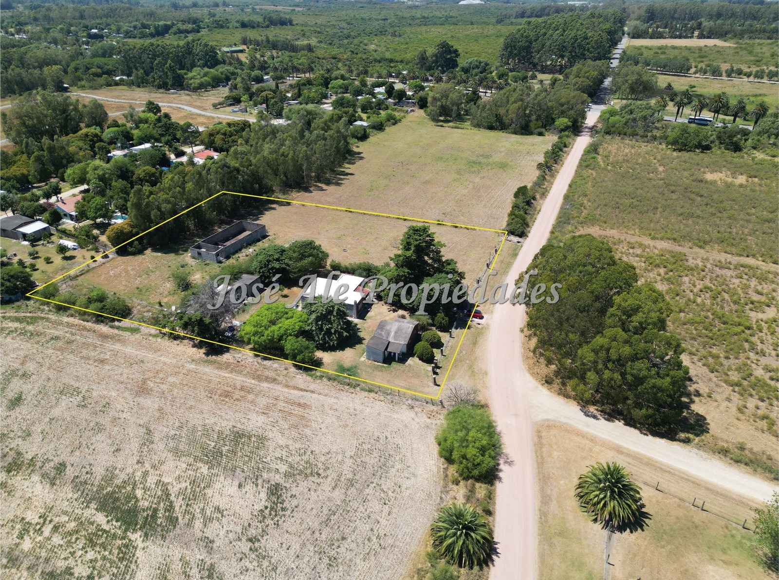 Imagen 1 de Chacra ubicada en Riachuelo a metros de la Ruta nº1 con 2 construcciones y 7092m2 de terreno, Colonia.