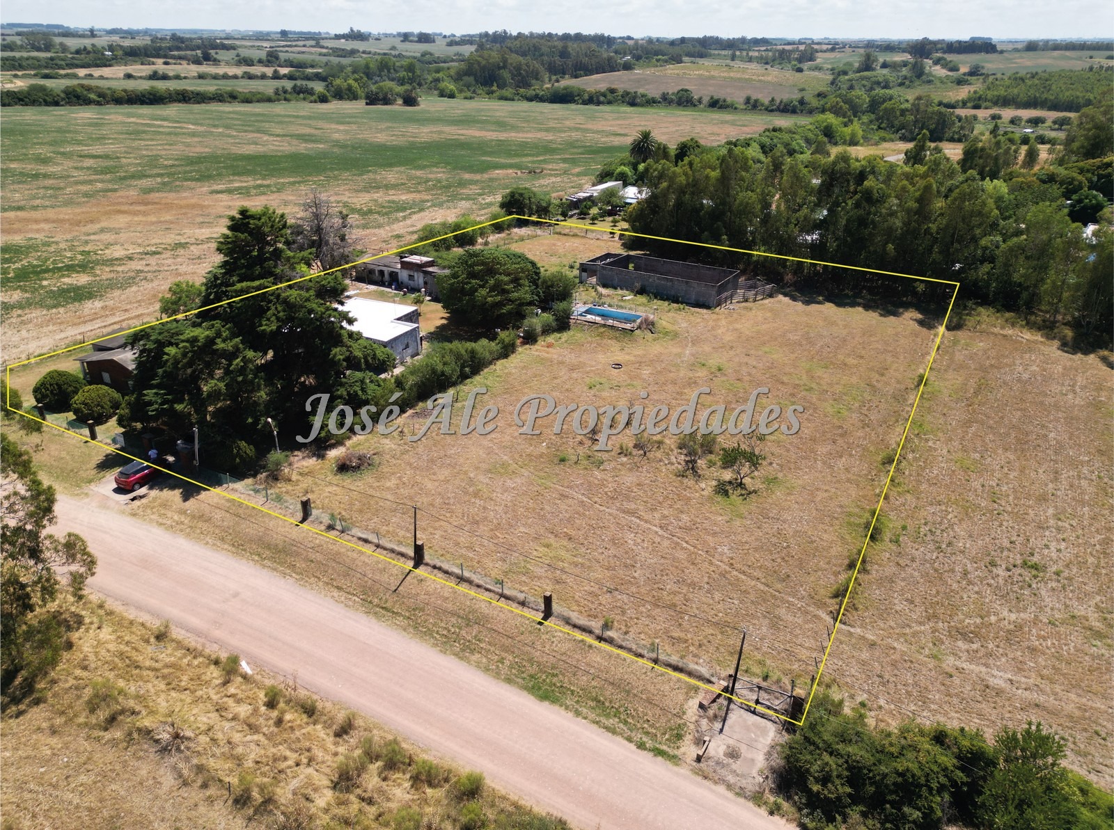 Imagen 2 de Chacra ubicada en Riachuelo a metros de la Ruta nº1 con 2 construcciones y 7092m2 de terreno, Colonia.