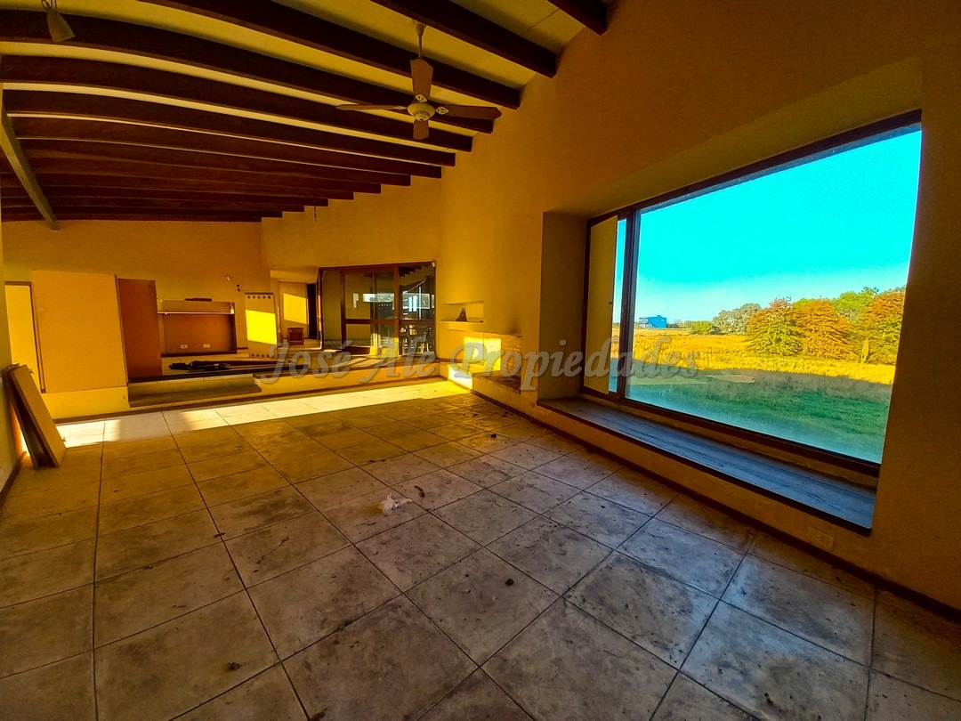 Imagen 1 de Una chacra desde donde podemos apreciar el horizonte y donde se juntan el agua y el cielo.