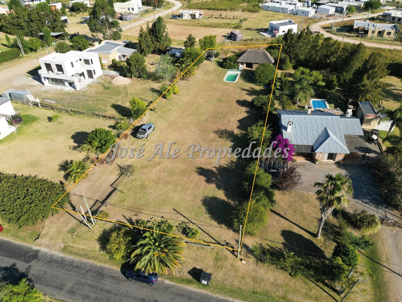 Imagen 1 de En Venta Casa con techo de quincho ubicado en espacioso terreno de 1923m2 en Altos de San Carlos, Colonia.