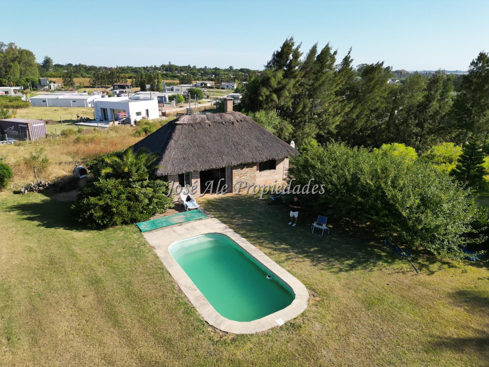Imagen 2 de En Venta Casa con techo de quincho ubicado en espacioso terreno de 1923m2 en Altos de San Carlos, Colonia.