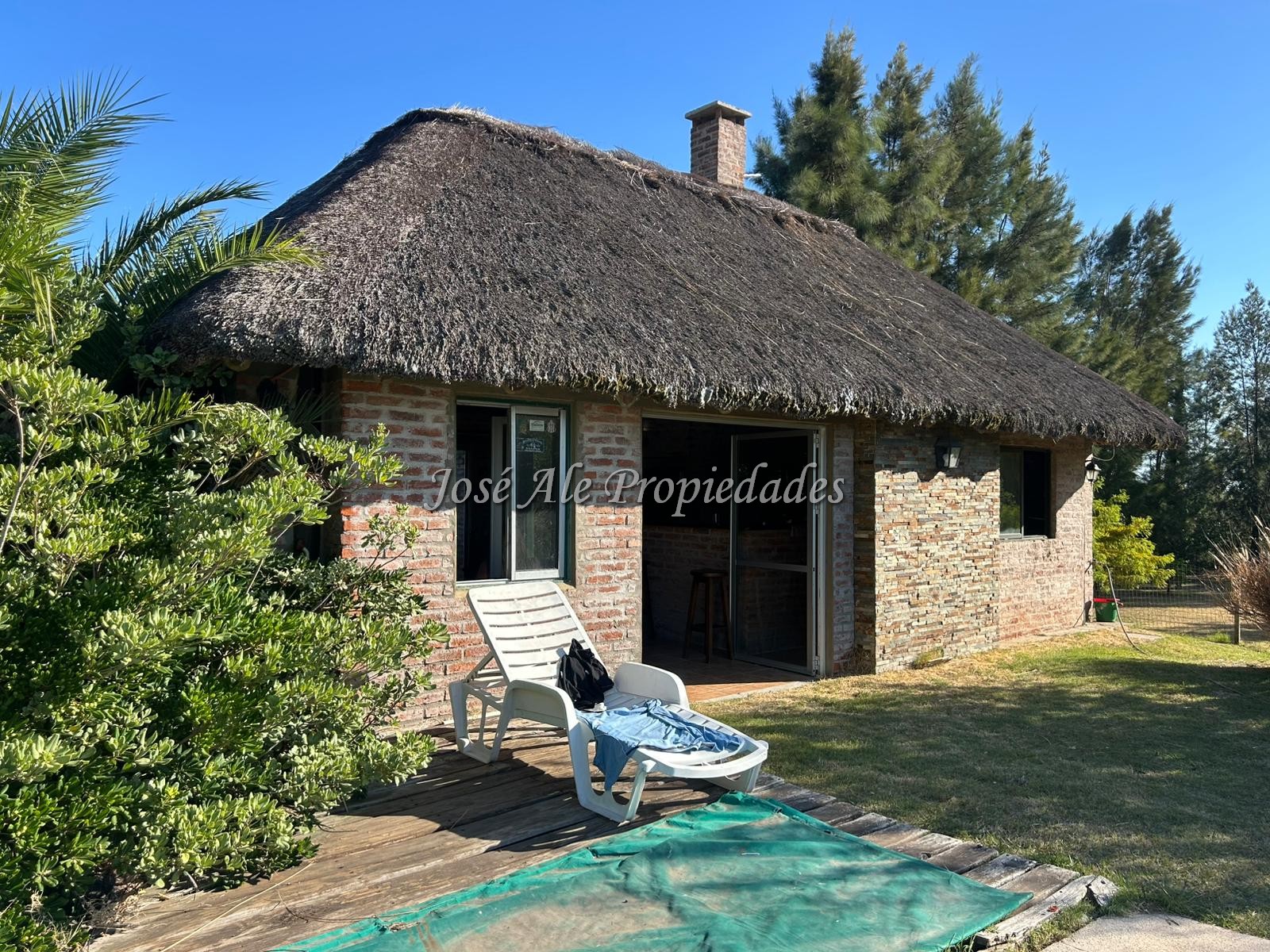 Imagen 5 de En Venta Casa con techo de quincho ubicado en espacioso terreno de 1923m2 en Altos de San Carlos, Colonia.