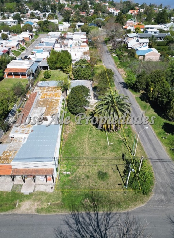 Imagen 2 de Terreno de 809 m2 en esquina con 2 propiedades arrendadas, ideal para inversión.