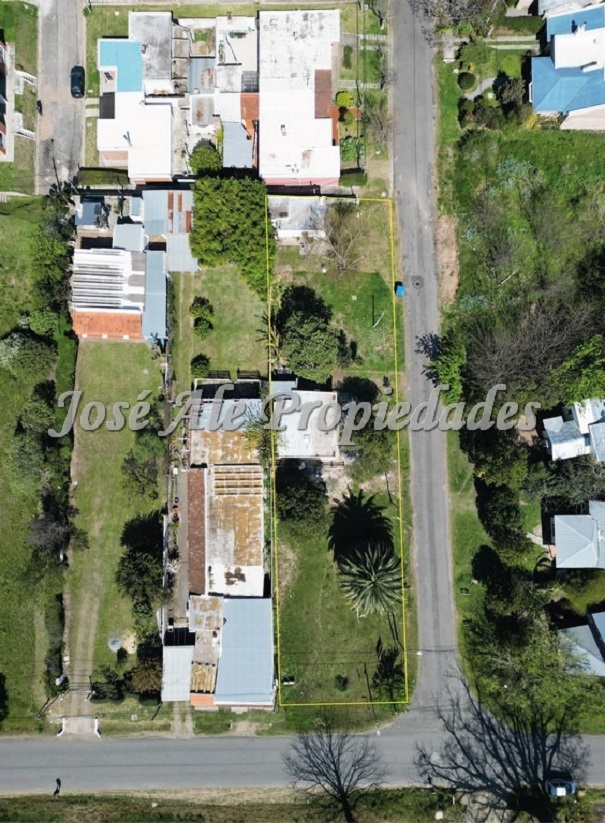 Imagen 3 de Terreno de 809 m2 en esquina con 2 propiedades arrendadas, ideal para inversión.