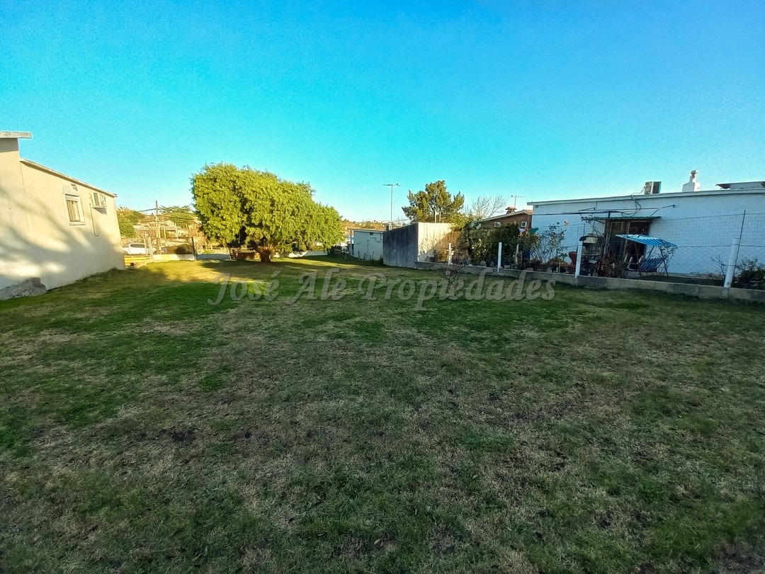 Imagen 1 de mplio terreno ubicados sobre calle Paul Harris a metros de rambla costanera y playas de Colonia del Sacramento, y a solo pasos de la Avenida Luis Alberto de Herrera y de todos los servicios.