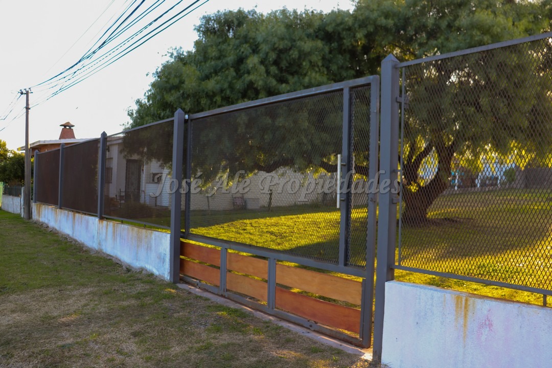 Imagen 4 de mplio terreno ubicados sobre calle Paul Harris a metros de rambla costanera y playas de Colonia del Sacramento, y a solo pasos de la Avenida Luis Alberto de Herrera y de todos los servicios.