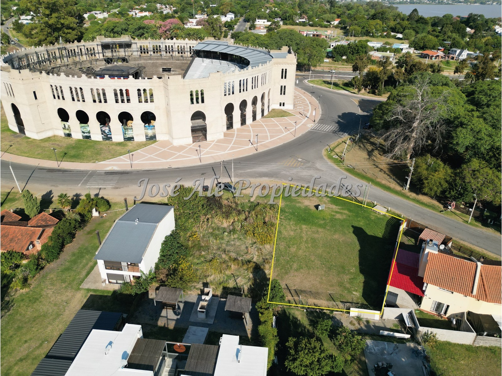 Imagen 3 de Terreno de 661m2 nivelado, ideal para invertir frente a la renovada Plaza de Toros de Colonia del Sacramento.