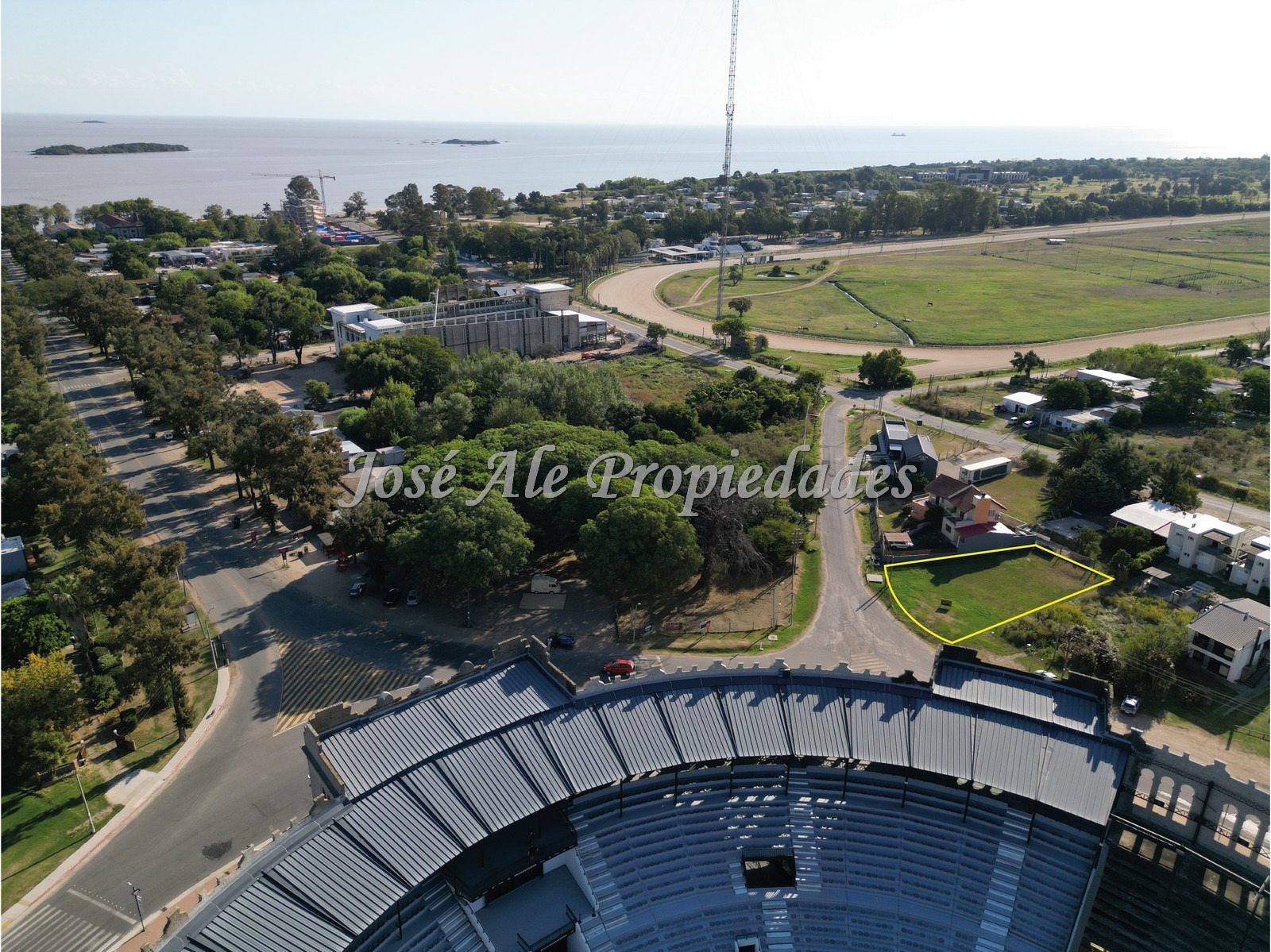 Imagen 4 de Terreno de 661m2 nivelado, ideal para invertir frente a la renovada Plaza de Toros de Colonia del Sacramento.