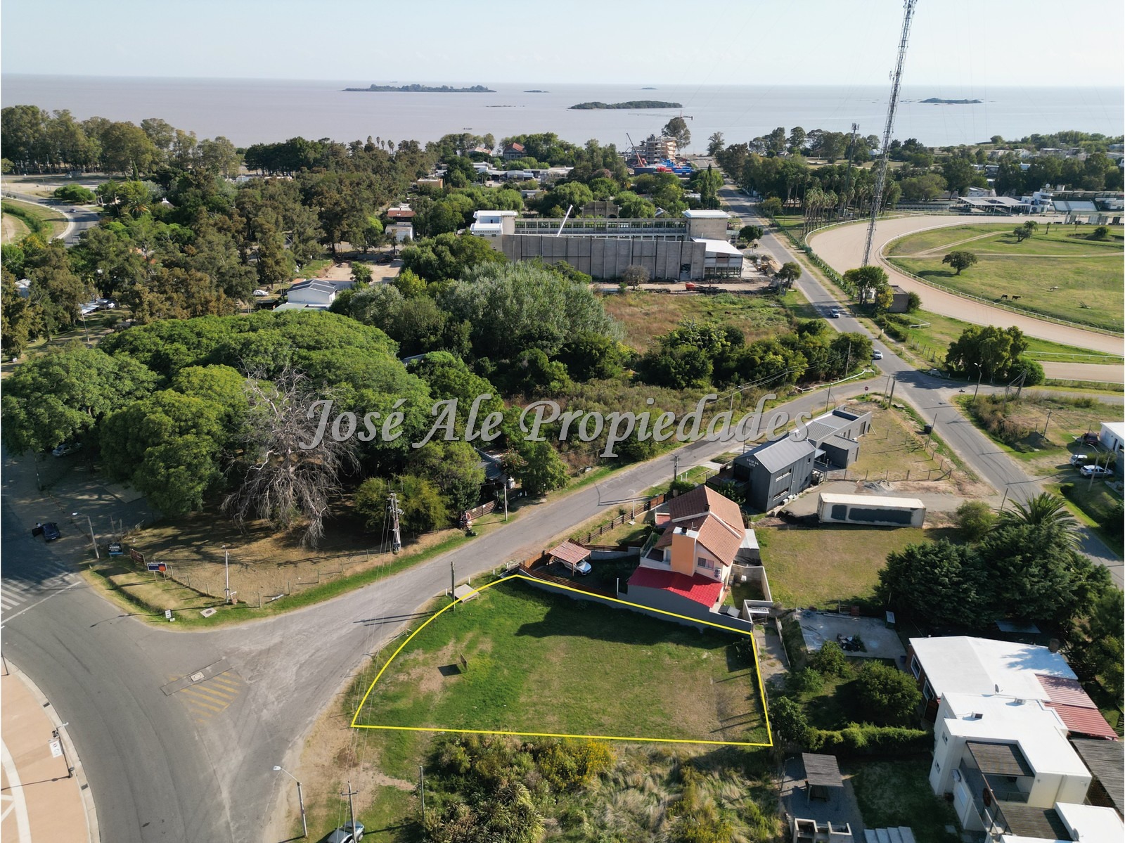 Imagen 7 de Terreno de 661m2 nivelado, ideal para invertir frente a la renovada Plaza de Toros de Colonia del Sacramento.
