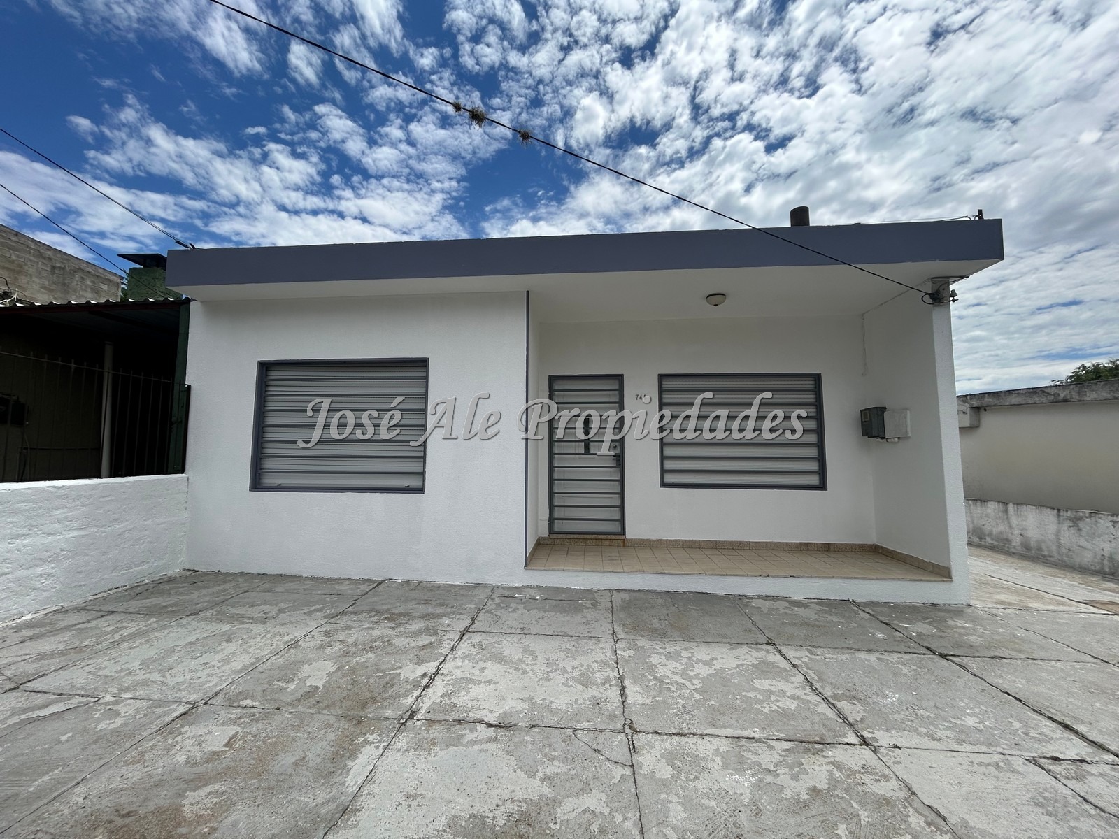 Imagen 1 de Se trata de un amplio padrón con una propiedad al frente y un departamento detrás.