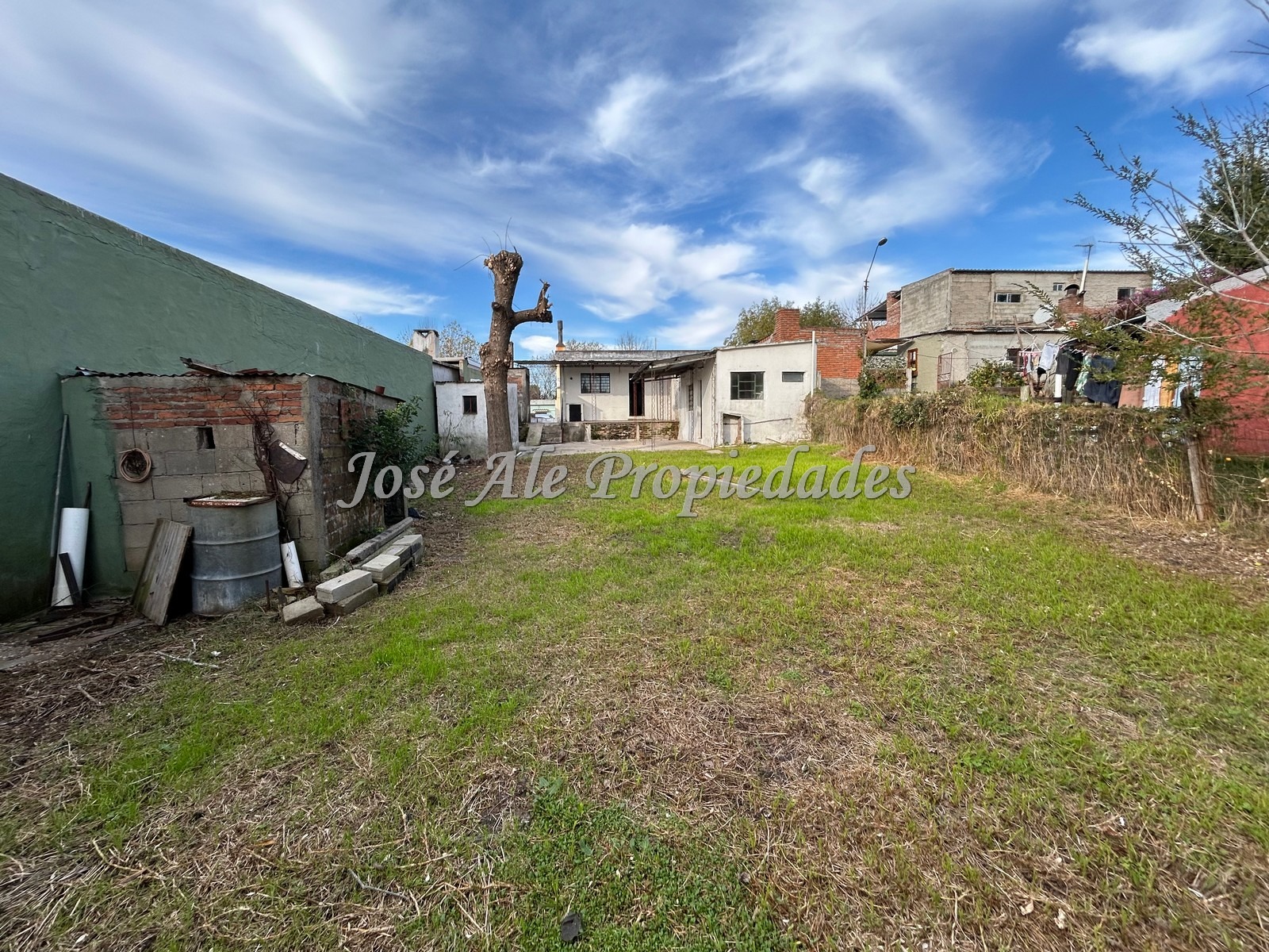 Imagen 10 de Se trata de un amplio padrón con una propiedad al frente y un departamento detrás.