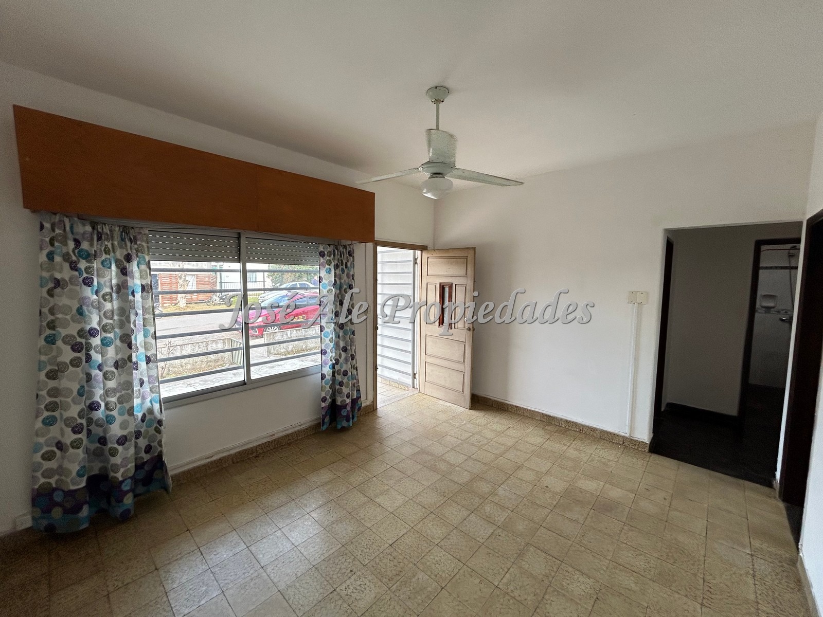 Imagen 2 de Se trata de un amplio padrón con una propiedad al frente y un departamento detrás.