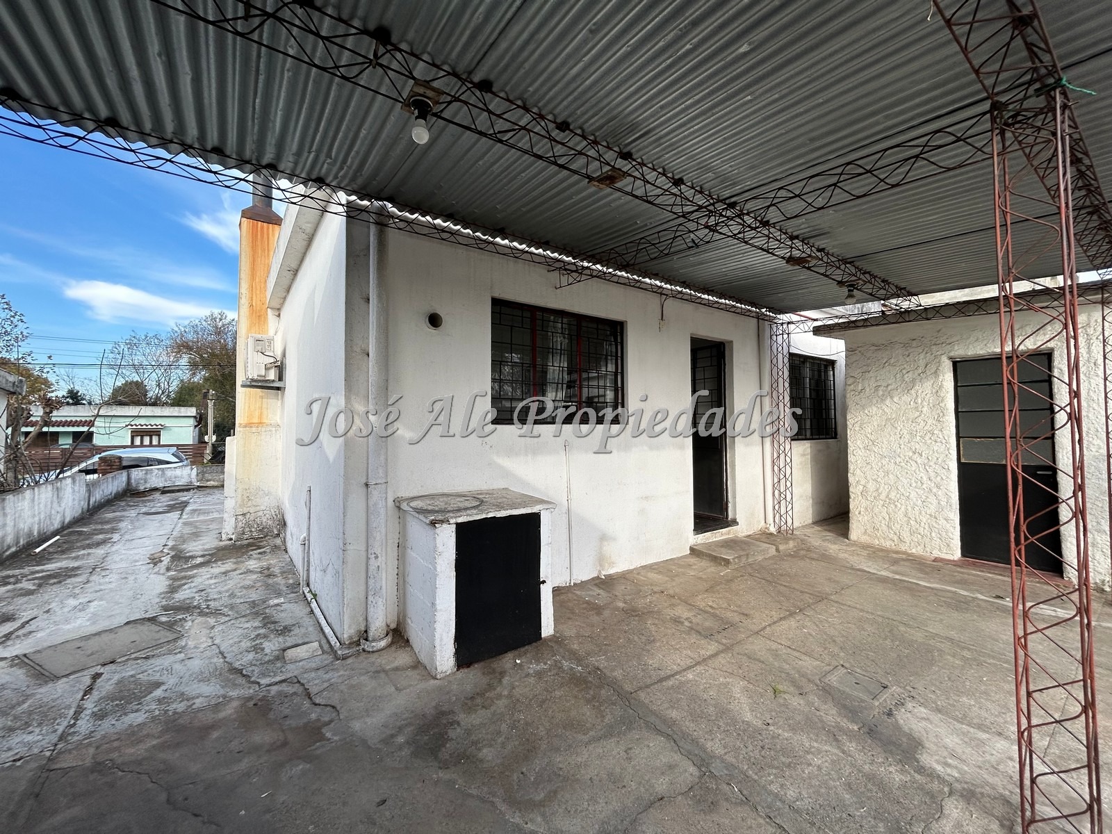 Imagen 7 de Se trata de un amplio padrón con una propiedad al frente y un departamento detrás.