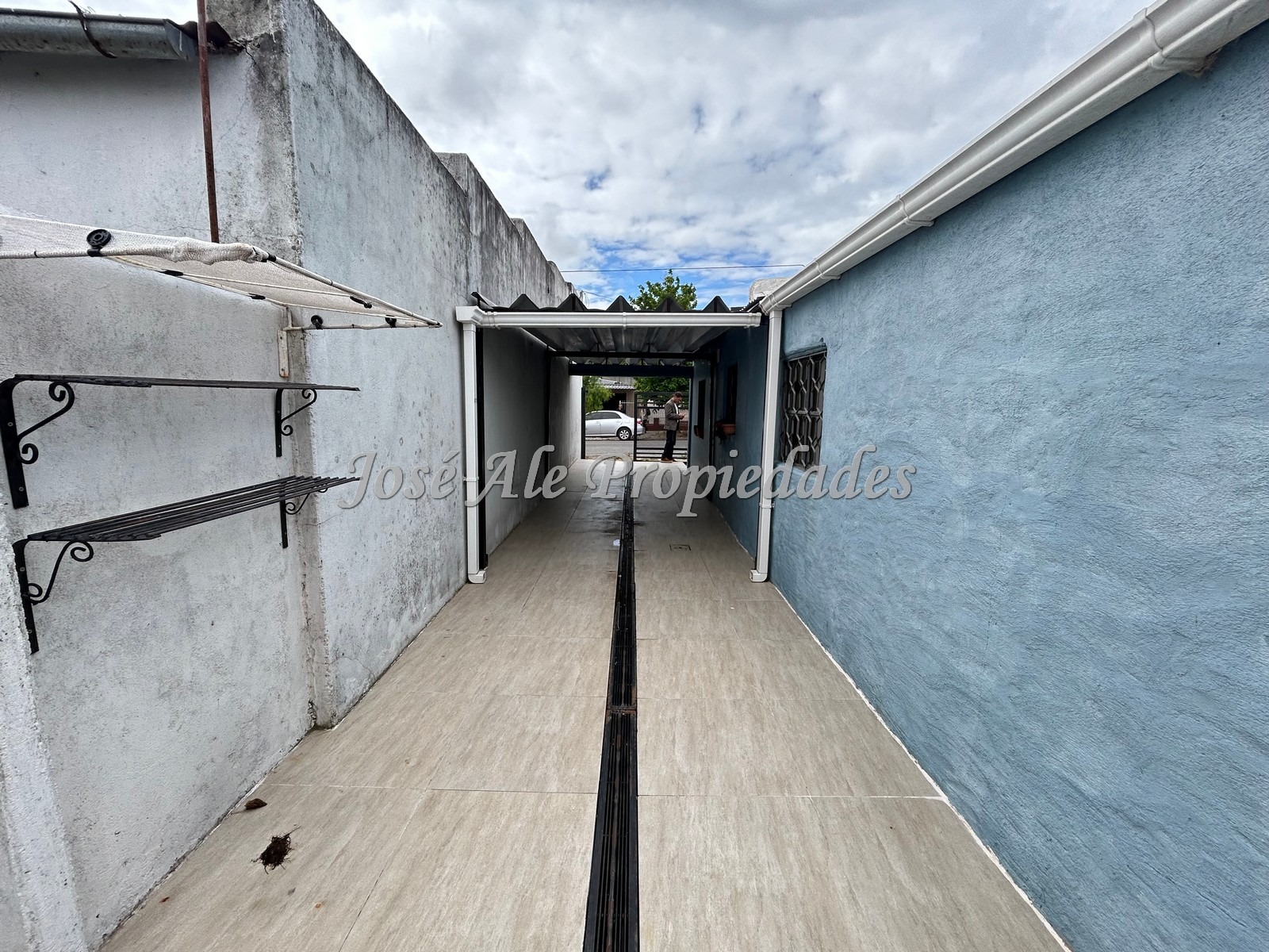 Imagen 10 de Hermosa casa con apto independiente ubicada en el centro de la ciudad de Colonia, a pocas cuadras de la Rambla y playas de la ciudad