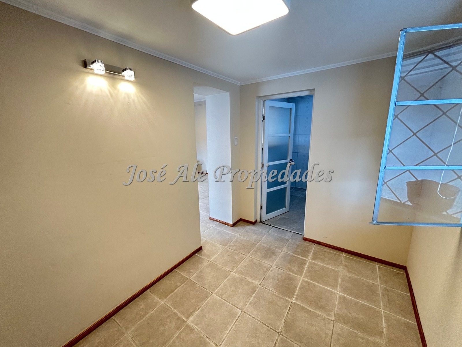 Imagen 2 de Hermosa casa con apto independiente ubicada en el centro de la ciudad de Colonia, a pocas cuadras de la Rambla y playas de la ciudad